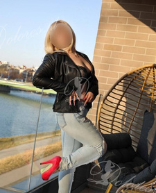 Intymne spotkanie z miłą i uśmiechniętą kobieta