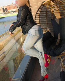 Intymne spotkanie z miłą i uśmiechniętą kobieta