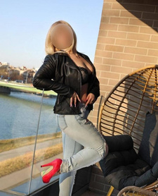 Intymne spotkanie z miłą i uśmiechniętą kobieta