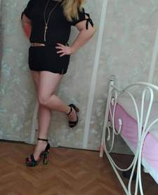 Pola GFE - Urocza dziewczę zaprasza na spotkanie