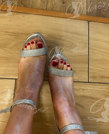 Fetysz stóp , pończoch , skarpet , butów , możliwa też dominacja