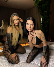 LAURA I IRINA BAD BUNNY