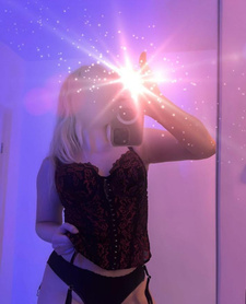 Blondyneczka z dużym biustem