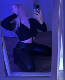 Blondyneczka z dużym biustem