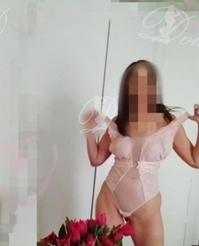 Atrakcyjna  brunetka