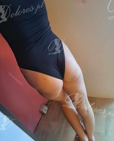 Filigranowa brunetka