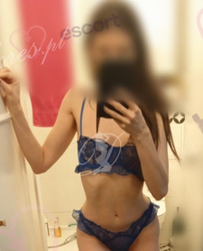 Od soboty.  Chuda dziewczynka do lizania. .