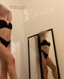 Piękna masaż z lodzikiem na macie