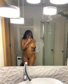 Ciepła i namiętna brunetka