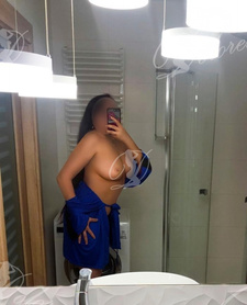 Ciepła i namiętna brunetka