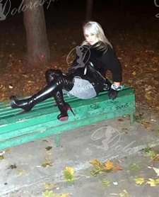 Szczuplutka sexy blondi