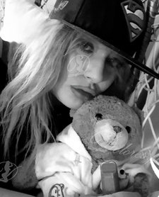 Szczuplutka sexy blondi