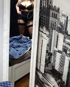 Szczuplutka sexy blondi