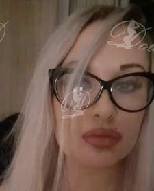 Szczuplutka sexy blondi