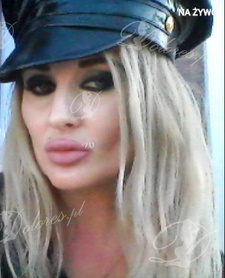 Szczuplutka sexy blondi