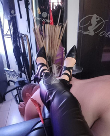 Klęknij Przed Swoją Sadystyczną Królową Zabaw Analnych