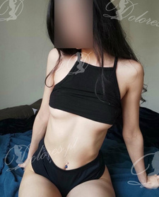 Szczuplutka czarnulka nuru