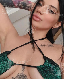 Soczysta brunetka Carolina