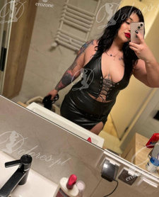 Soczysta brunetka Carolina