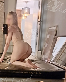 Filigranowa masażystka blond