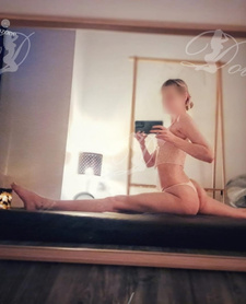 Filigranowa masażystka blond