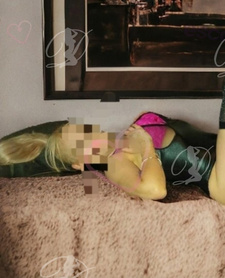 Drobniutka blondyneczka