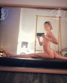 Filigranowa masażystka blond