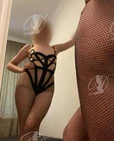 Masaż z lodzikiem na macie nago