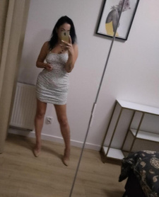 Brunetka sama w domu — Warszawa