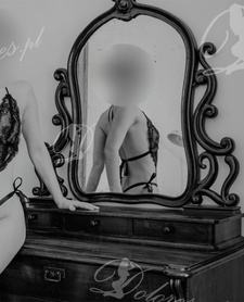 Filigranowa Sabrina Nuru Masaż